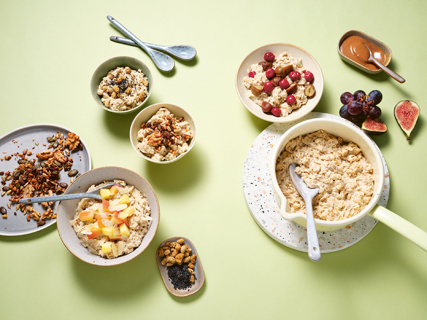 Porridge mit Maulbeerfrüchten und schwarzem Sesam - © (c) Ela Rüther // Foodstyling von Agnes Prus