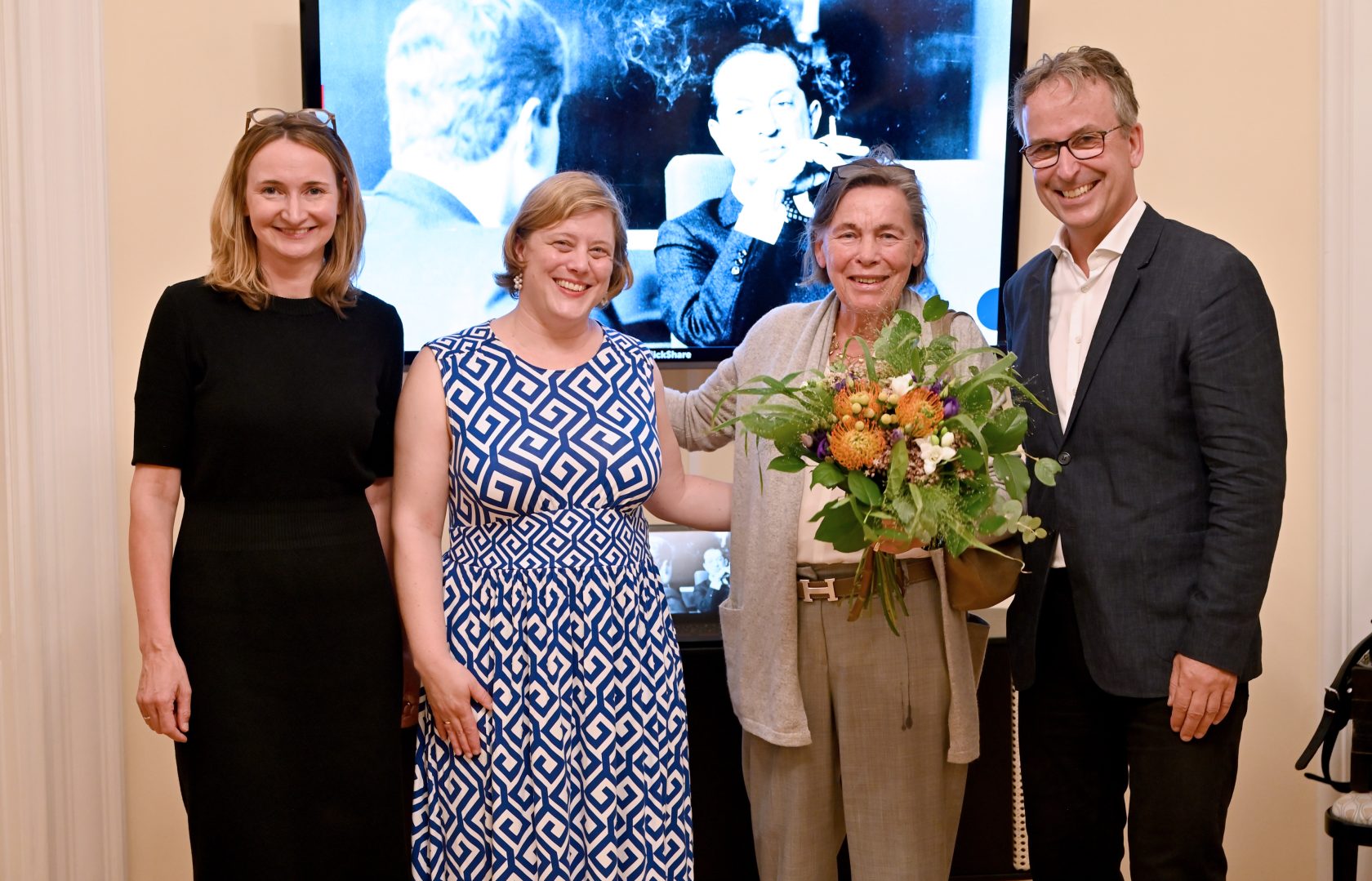Foto von Elisabeth Stein-Hölzl (Molden Verlag), Susanne Falk (Molden-Stipendiatin), Hanna Molden (Witwe des Verlagsgründers Fritz Molden), Matthias Opis (Molden Verlag)