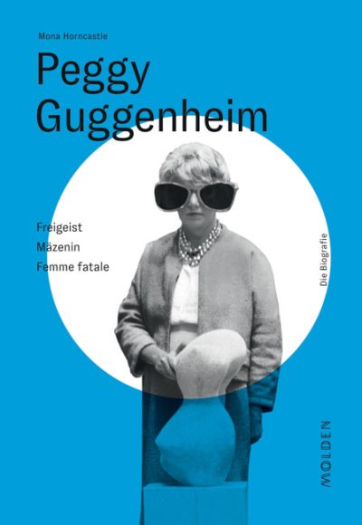 Cover des Buches "Peggy Guggenheim Freigeist - Mäzenin - Femme fatale" von Mona Horncastle: Schwarz-Weiß-Fotografie von Peggy Guggenheim mit übergroßer Sonnenbrille, Perlenkette und Mantel. Vor ihr steht eine abstrakte Skulptur.
