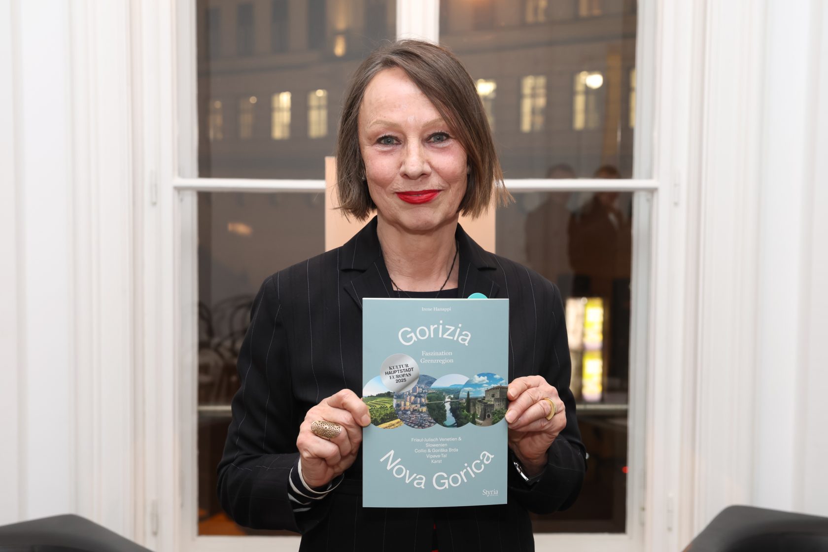 Foto von Irene Hanappi mit ihrem Buch