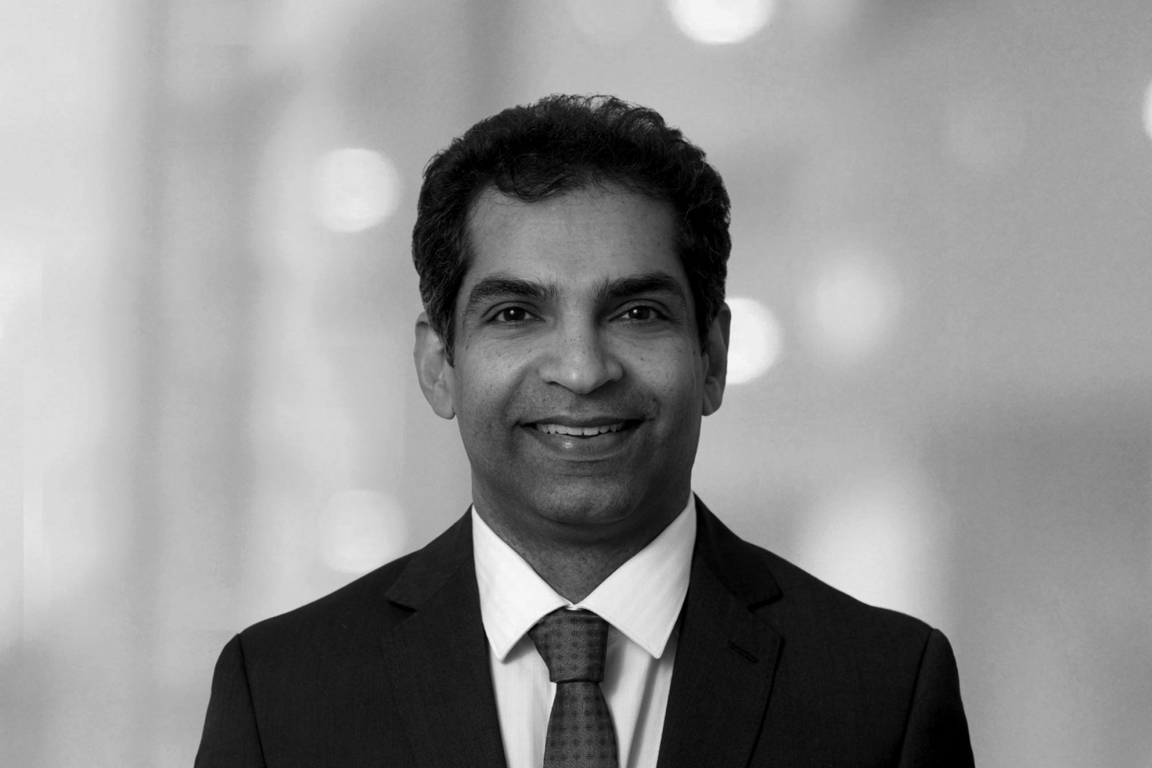 Schwarz-weiß Portraitfoto von Syal Kumar