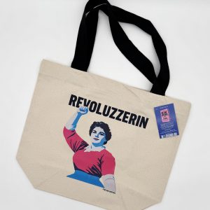 Foto der Stofftasche mit Adelheid Popp und der Überschrift Revoluzzerin