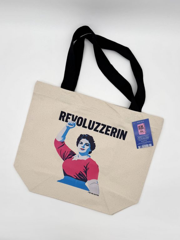 Foto der Stofftasche mit Adelheid Popp und der Überschrift Revoluzzerin