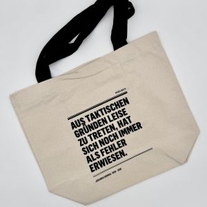 Foto der Rückseite der Stofftasche mit einem Zitat von Johanna Dohnal