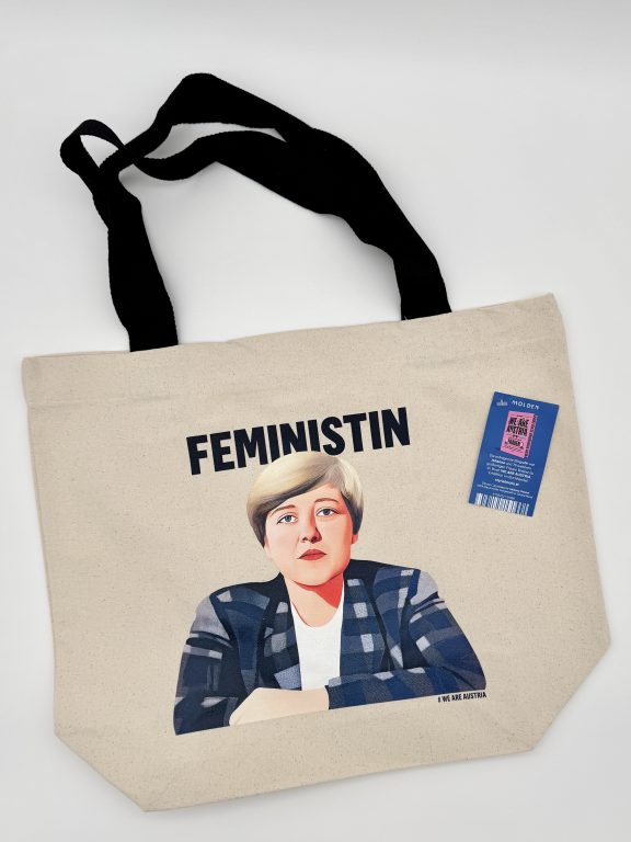 Foto der Stofftasche mit einer Illustration von Johanna Dohnal und der schwarzen Überschrift Feministin