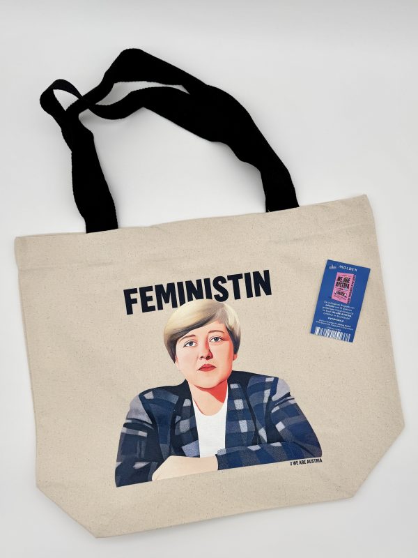 Foto der Stofftasche mit einer Illustration von Johanna Dohnal und der schwarzen Überschrift Feministin