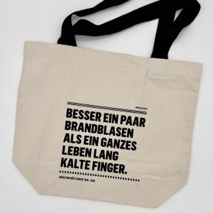 Foto der Rückseite der Tasche mit Zitat von Christine Nöstlinger