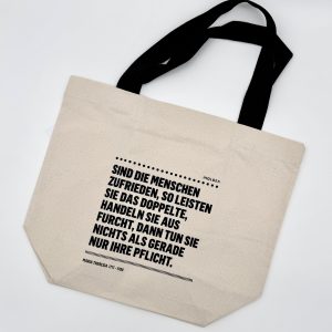 Foto der Rückseite der Stofftasche mit einem Zitat von Maria Theresia