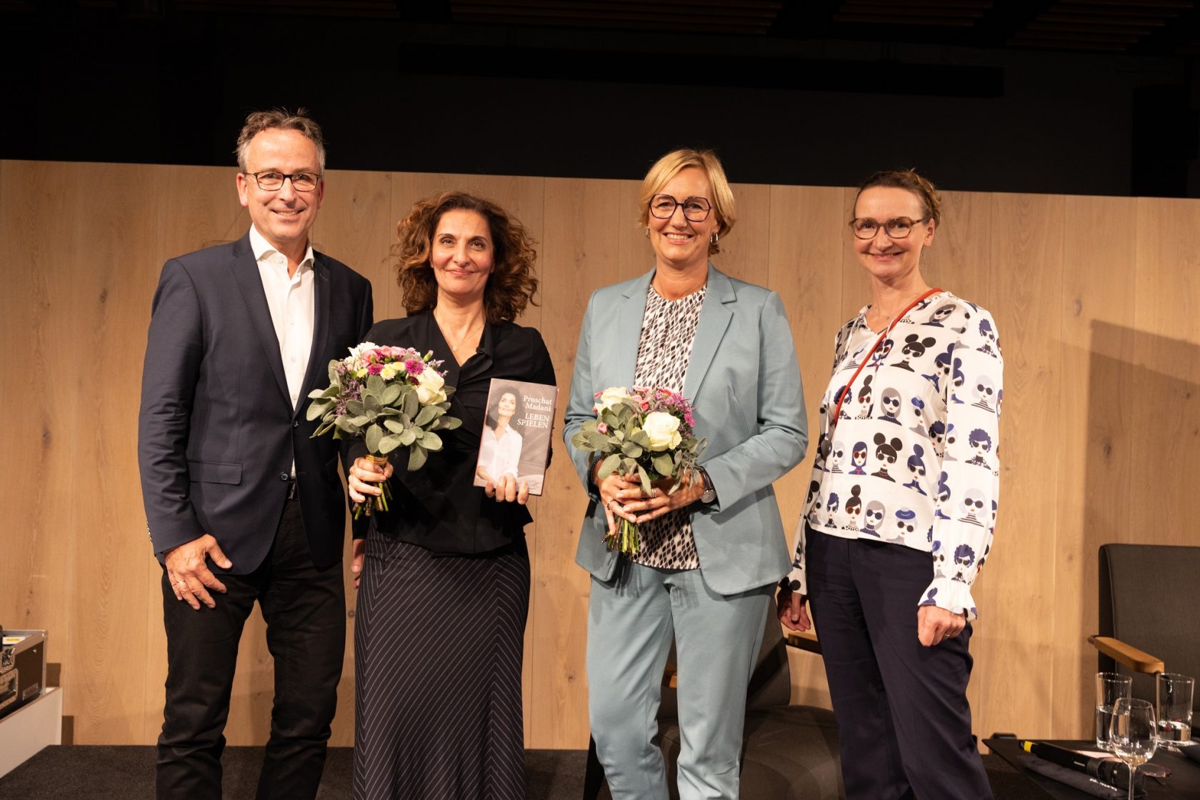 Matthias Opis, Proschat Madani, Birgit Fenderl und Elisabeth Stein nebeneinander auf der Bühne stehend