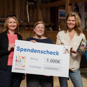 Molden-Geschäftsführerin Elisabeth Stein-Hölzl, Molden-Programmanagerin Susanne Falk und Autorin Janina Lebiszczak (v.l.n.r.) überreichen den Spendencheck über € 1.000 an den Lichtblickhof.