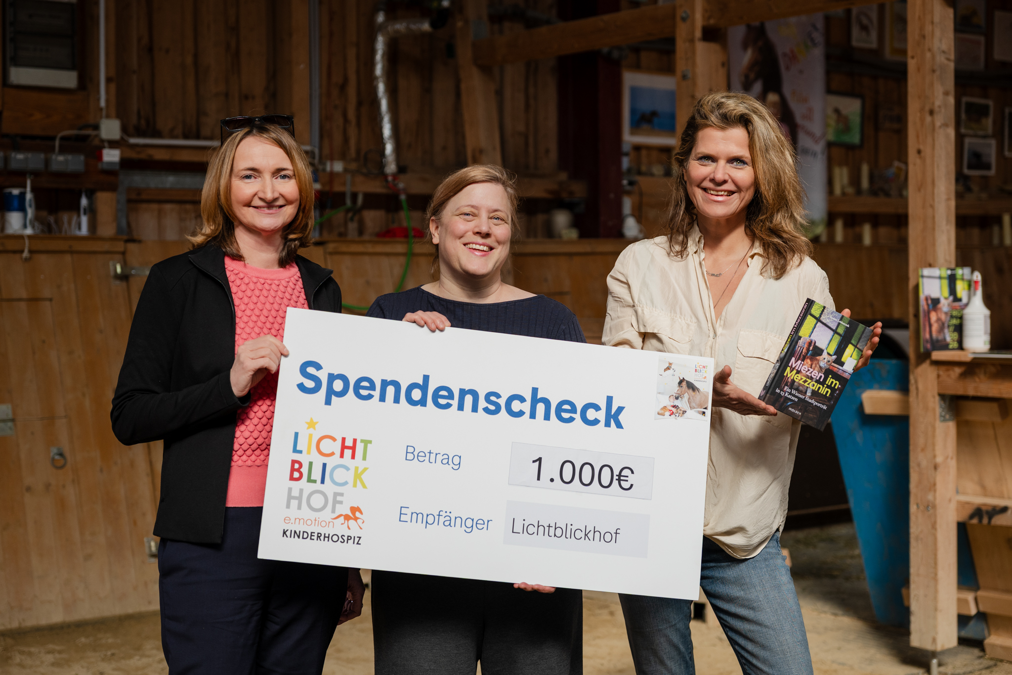 Molden-Geschäftsführerin Elisabeth Stein-Hölzl, Molden-Programmanagerin Susanne Falk und Autorin Janina Lebiszczak (v.l.n.r.) überreichen den Spendencheck über € 1.000 an den Lichtblickhof.