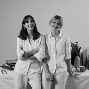 Schwarz weiß Portrait von Anna und Barbara Majcan