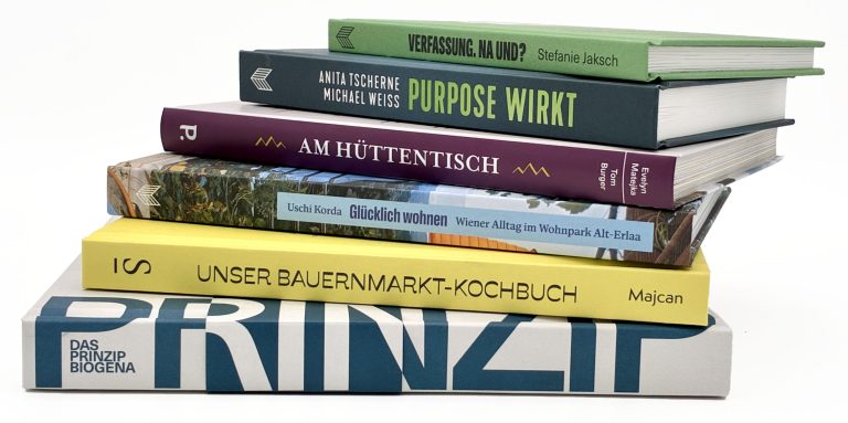 Foto von einem Bücherstapel diverser CP-Publikationen. Die Bücher liegen so, dass alle Titel auf den Buchrücken erkennbar sind, und sind leicht eingedreht.